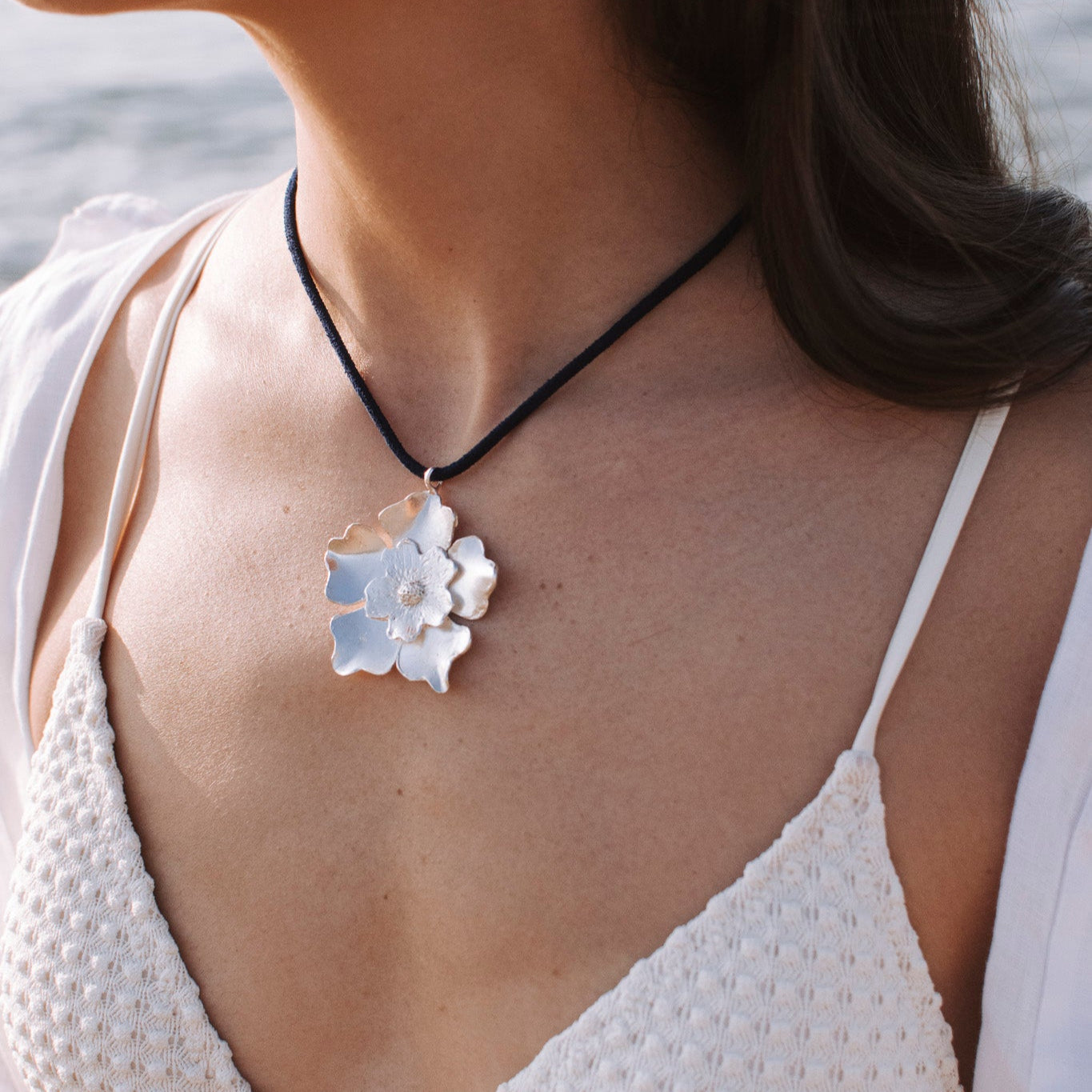 Colgante Flor Raíz Plata
