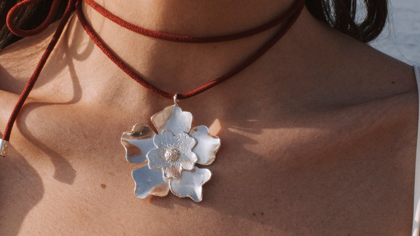 Colgante Flor Raíz Plata