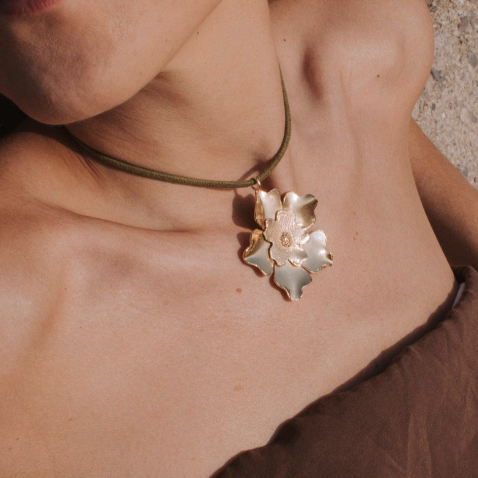 Colgante Flor Raíz Oro