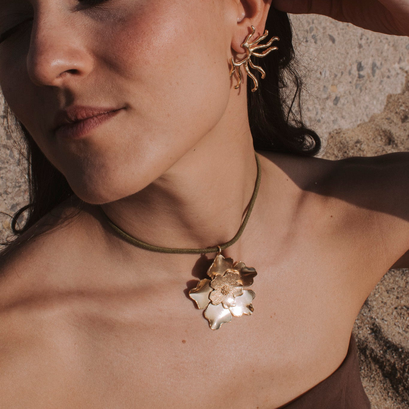 Colgante Flor Raíz Oro