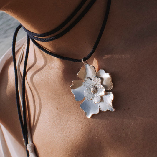 Colgante Flor Raíz Plata